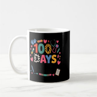 Rolig skolsköterska 100 dagar som patchar små männ kaffemugg