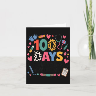 Rolig skolsköterska 100 dagar som patchar små männ kort