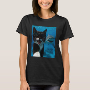 Rolig Smokingkatt Selfie med Haj Ocean Älskare T Shirt