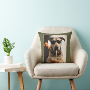 Rolig snygg hund som dricker iskaffeaffisch kudde