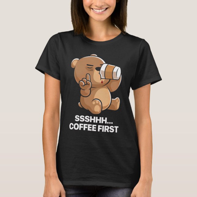 Rolig Sömnig Björn Kaffe Först T Shirt (Framsida)