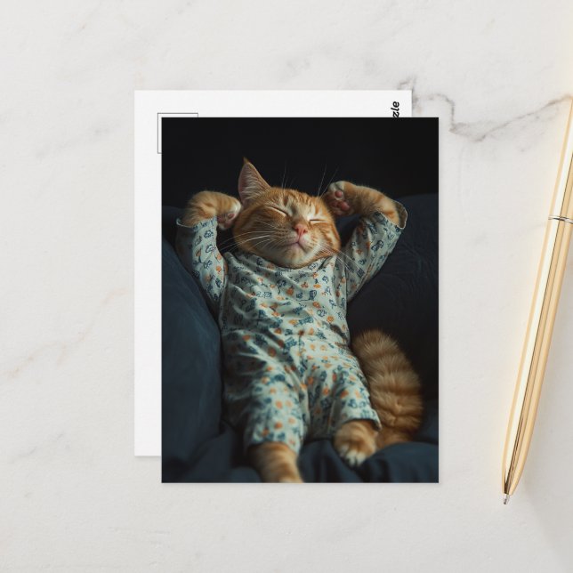 Rolig sömnig gingerkatt i pyjamas vykort (Fram/Back In Situ)
