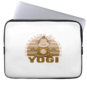 Rolig söt apa som gör yoga. roliga yogaställningar laptop fodral