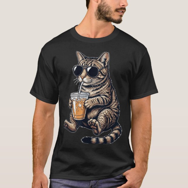Rolig söt katt dricker iskaffe coola djur t shirt (Framsida)