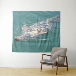 Rolig söt säl flyter på rygg i havet gobeläng