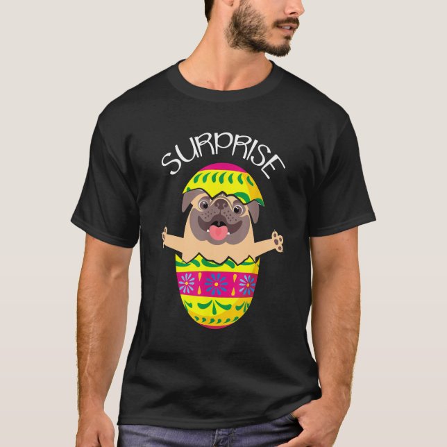Rolig söt valp Pug kläcker påskägg påsk T Shirt (Framsida)