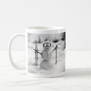 Rolig söt vinterskjutande snömannen kaffe te kakao kaffemugg