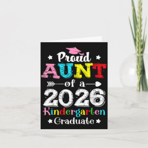 Rolig stolt faster till en kindergartengraduand i kort
