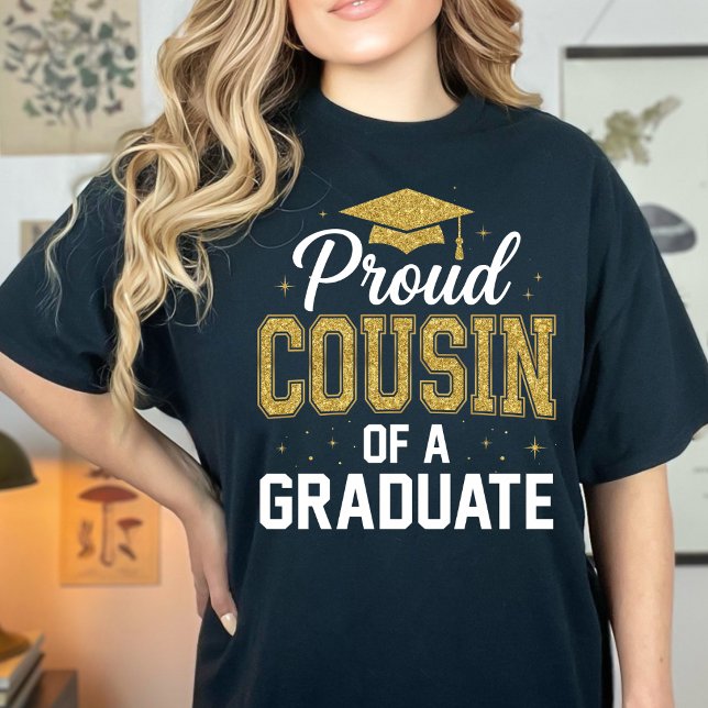 Rolig stolt kusin 2026 examensfirande Des T Shirt (Skapare uppladdad)