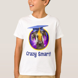 Rolig studentenhund som ha på sig hatten t-shirt