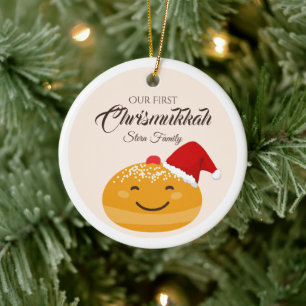 Rolig Sufganiyah Vår Första Chrismukkah, Hanukkah Julgransprydnad Keramik