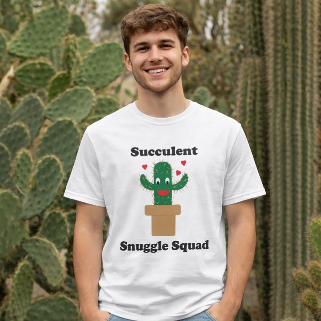 Rolig Sukkulent Knufflag Kaktus T Shirt (A shirt with a smiling cactus that says succulent snuggle squad.)