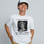 Rolig Svärmannafest för män  T Shirt<br><div class="desc">Sprid ordet! Den här killen behöver en shot! Lätt att skapa med hjälp av ett foto av svärmannen. Köp en till hela svärmannafesten. Killarna kommer att älska att ha en skjorta med sin kompis ansikte på! Se vår video om hur man redigerar på YouTube.com/CreativeUnionDesign</div>
