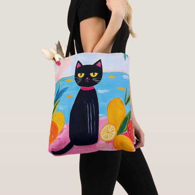 Rolig svart katt färsk frukt och hav tygkasse (Närbild)