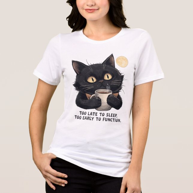 Rolig svart katt kaffe t-shirt – för sent att sova (Framsida)