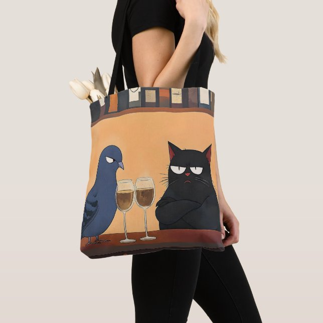 Rolig svart katt och fågel tygkasse (Närbild)