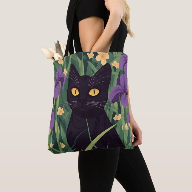 Rolig svart katt och vacker blomma tygkasse (Närbild)