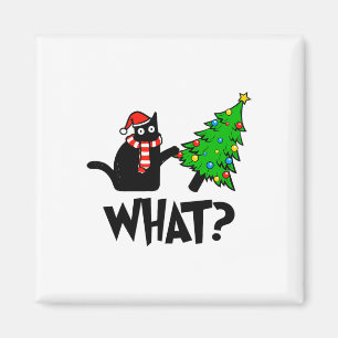 Rolig svart katt present som knuffar julgran över magnet