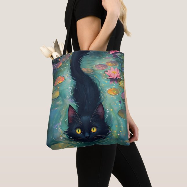 Rolig svart katt simmar  tygkasse (Närbild)