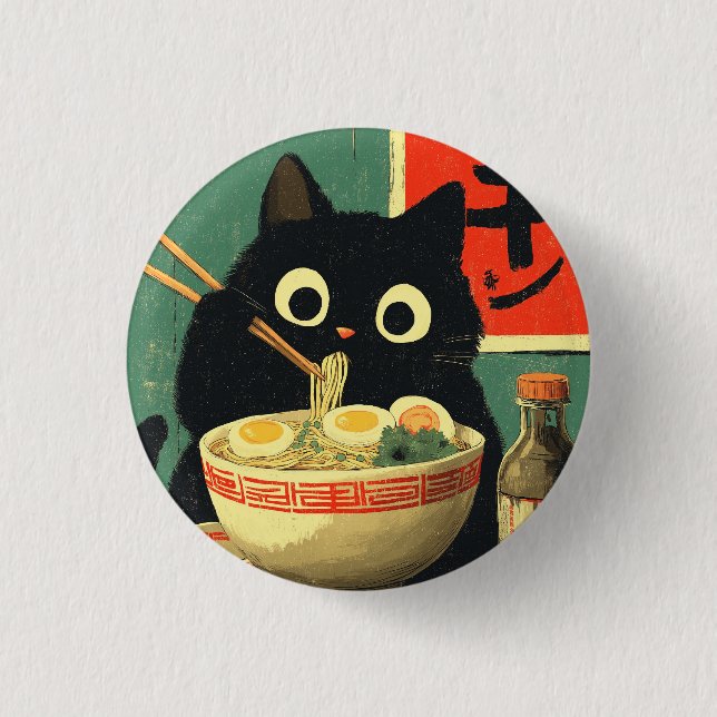 Rolig svart katt som äter Ramen Knapp (Framsida)