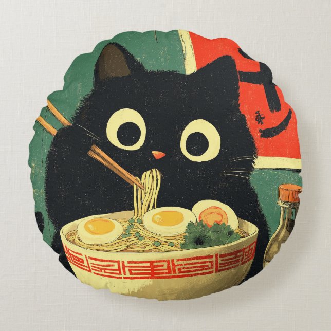 Rolig svart katt som äter Ramen Rund Kudde (Framsidan)