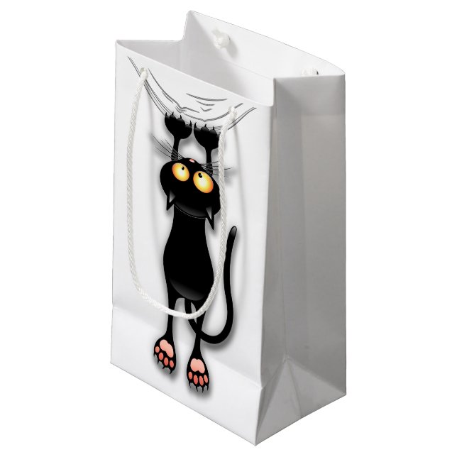 Rolig svart katt som faller ner presentpåse (Framsidan Vinklad)