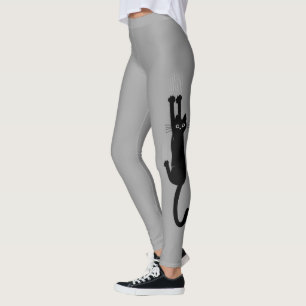 Rolig svart katt som hänger på kattungeälskar leggings