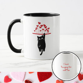 Rolig svart katt som hänger runt på Alla hjärtans  Mugg