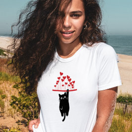 Rolig svart katt som hänger runt på Alla hjärtans  T Shirt