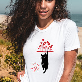 Rolig svart katt som hänger runt på Alla hjärtans  T Shirt
