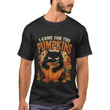 Rolig svart katt som kramar pumpa T-shirt