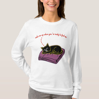 Rolig svart katt som sover med långärmad Mata mig- T Shirt