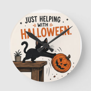 Rolig svart katt som välter pumpa Halloween Rund Klocka