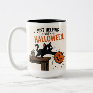 Rolig svart katt som välter pumpa Halloween Två-Tonad Mugg
