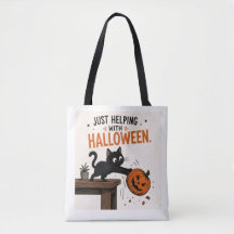 Rolig svart katt som välter pumpa Halloween