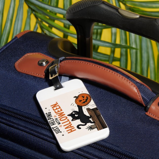 Rolig svart katt välter pumpa Halloween Bagagebricka (Framsida Insitu 1)