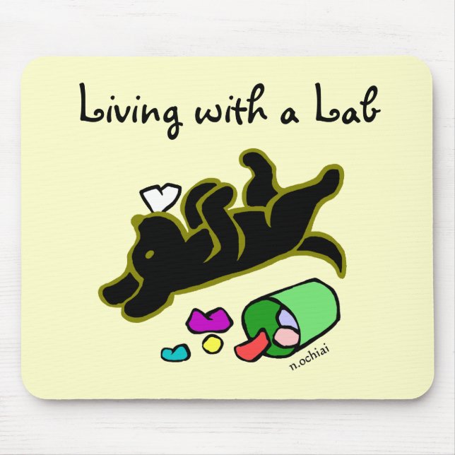 Rolig svart Labrador tecknadillustration Musmatta (Framsidan)