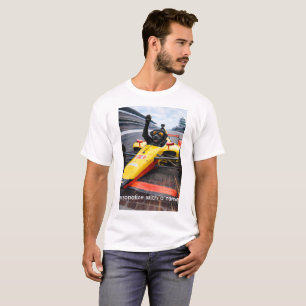 Rolig svart labrador-valp som kör IndyCar T-shirt