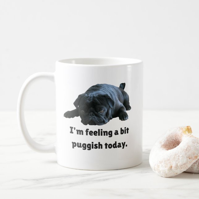 Rolig svart mops - I-förmiddagkänsla A bet Puggish Kaffemugg (Med munk)