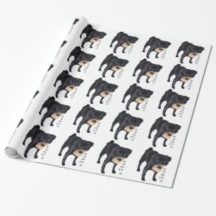 Rolig svart mops tar stora bitor ut ur liv presentpapper