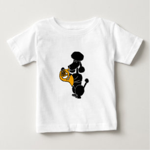 Rolig svart pudel som leker valthornet t-shirt