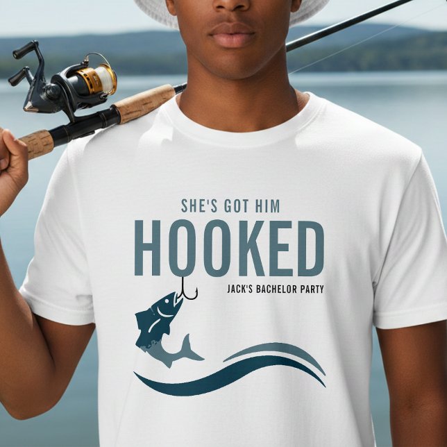 Rolig svensexa för fiskare - Hon har krokat honom T Shirt (Fishing Bachelor Party Funny She's Got Him Hooked)