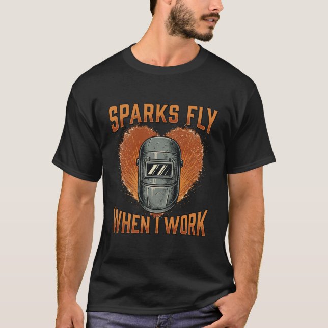 Rolig svetsarhjälm med "Gnistor flyger när jag arb T Shirt (Framsida)