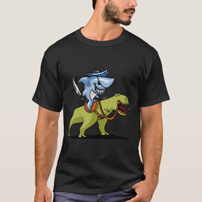 Rolig T-Rex Dinosaur Haj Pirat Ridning T Shirt (Framsida)