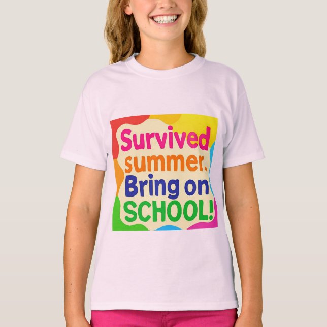 Rolig T-shirt för barn till skolstart – "Överlevde (Framsida)