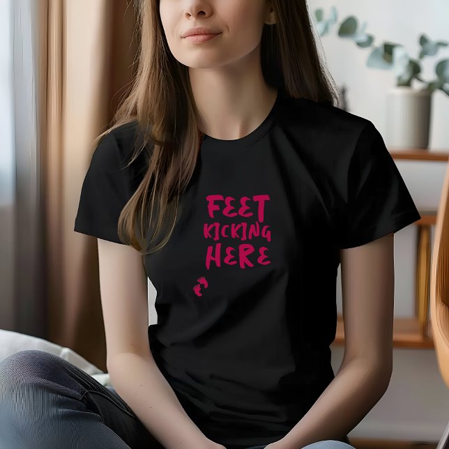 Rolig T-shirt för gravida med fingeravtryck i burg (Pregnancy T-shirt with burgundy fingerprint design and the playful phrase "Feet Kicking here".)