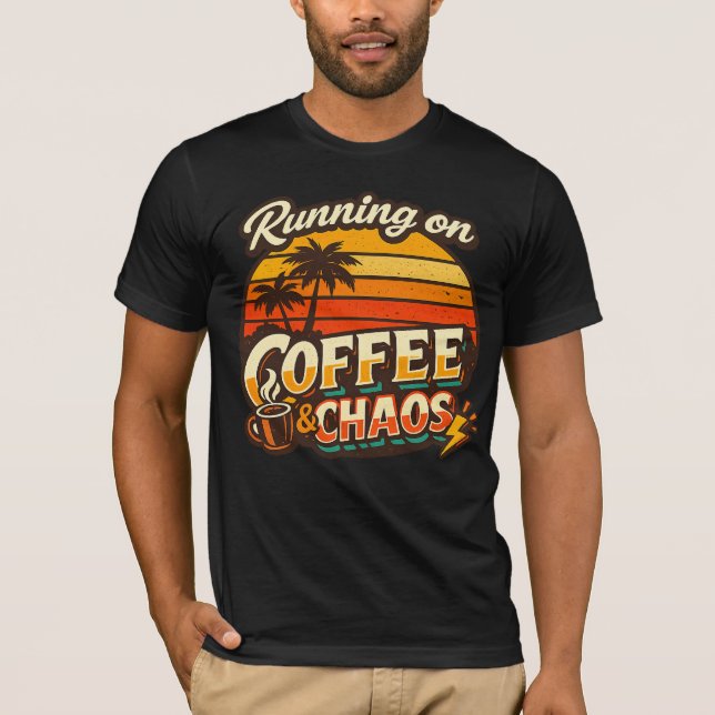 Rolig T-shirt med citat om att springa på kaffe oc (Framsida)