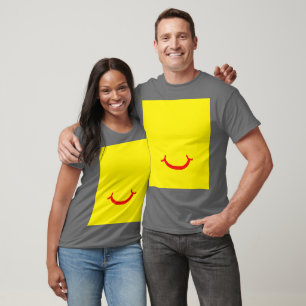 rolig t-shirt med leende