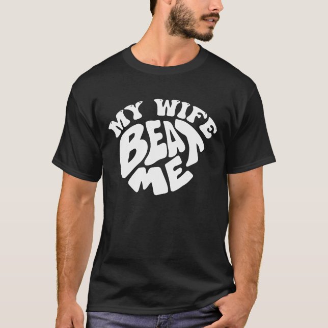 Rolig T-shirt med 'Min fru slår mig' - Pappaskämt (Framsida)