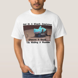 ROLIG T-TRÖJA SHARK-CAT SOM JAGAR ANKAN PÅ ROOMBA TEE SHIRT